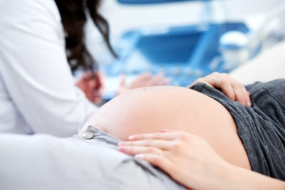 ¿Qué consecuencias tiene la infección de COVID-19 durante el primer trimestre del embarazo?